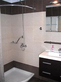 Finikas Αδάμας